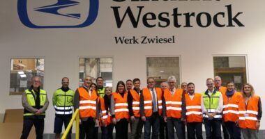 Landrat Dr. Ronny Raith, Klimaschutzmanagerin Carolin Doriat (Stadt Zwiesel), Klimaschutzkoordinatorin Gudrun Unrecht, Wirtschaftsförderin Teresa Sitzberger, Klimaschutzmanager Alexander Achatz, Bürgermeister Patrick Kunkel (Stadt Eltville am Rhein), Nachhaltigkeitsbeauftragter Uwe Schubert (Stadt Brake), Bürgermeister Michael Kurz (Stadt Brake), Stadtrat und Klimabeauftragter Martin Lippl (Stadt Zwiesel), Bürgermeister Karl-Heinz Eppinger (Stadt Zwiesel), Michael Stutzer (Hauptamtsleiter, Stadt Eltville am Rhein), Barbara Lilie (Wirtschaft und Tourismus, Stadt Eltville am Rhein) und Kristina Fischer-Tschöpp (Hauptamtsleitung, Stadt Zwiesel). Foto: Jessica Döhler / Landratsamt Regen