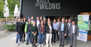 Im Bild, v.li.:  Reinhard Tolksdorf (Sachgebietsleiter Liegenschaften, Landkreis Freyung-Grafenau), Eva Osterer (Klimaschutzmanagerin Landkreis Freyung-Grafenau), Hermann Gaßner (2. Bürgermeister der Stadt Pfarrkirchen), Emanuel Frey (Klimaschutzmanager der Stadt Pfarrkirchen), Gudrun Unrecht (Klimaschutzkoordinatorin Landkreis Regen), Landrat Michael Fahmüller, Landkreis Rottal-Inn), Bernhard Stüte (Umweltreferent Stadt Pfarrkirchen), Elisabeth Wimmer (Regionalmanagerin Landkreis Rottal-Inn), Wolfgang Seiderer (Umweltreferent Stadt Passau), Alexander Achatz (Klimaschutzmanager Landkreis Regen),  stellvertretende Landrätin Helga Weinberger (Landkreis Freyung-Grafenau), Achim Klein (Leitung Haus zur Wildnis), Peter Ranzinger (Klimaschutzmanager Landkreis Passau), Landrat Dr. Ronny Raith (Landkreis Regen), Michael Barth (Energieberater Stadt Passau), Josef Wanninger (stellvertretende Nationalparkleitung), Bürgermeister Karl-Heinz Eppinger (Stadt Zwiesel). Foto: Jessica Döhler / Landratsamt Regen