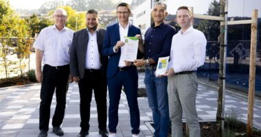 Bildunterschrift: (v.l.) R&S-Abteilungsleiter Michael Loibl, Bürgermeister Daniel Graßl, R&S-Werkleiter Florian Bielmeier, Landrat Dr. Ronny Raith und R&S-Umweltmanagementbeauftragter Alexander Wiederer bei der Urkundenübergabe. Foto: Thomas Gierl/Rohde & Schwarz