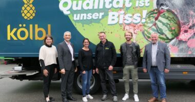 Teresa Sitzberger, Landrat Dr. Ronny Raith, Julia Peters, Seniorchef Roland Kölbl, Inhaber Manuel Kölbl, Bürgermeister Walter Nirschl Foto: Jessica Döhler / Landratsamt Regen