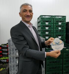 Landrat Dr. Ronny Raith präsentiert die Eigenmarke „Fannerl“, benannt nach Manuel Kölbls Großmutter. Foto: Jessica Döhler / Landratsamt Regen