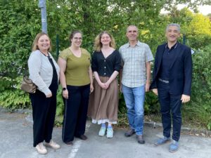 Gruppenbild mit der Siegerin des Designwettbewerbs: Lehrerin Gertraud Tomaschko, 2. Vorsitzende Kathrin Zitzelberger Fernades, Ronja Aschenbrenner, Geschäftsführer Matthias Wagner und Vorsitzender Dr. Ronny Raith nach der Verkündung des Wettbewerbsergebnis. Foto: Mila Kroo