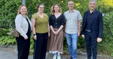 Gruppenbild mit der Siegerin des Designwettbewerbs: Lehrerin Gertraud Tomaschko, 2. Vorsitzende Kathrin Zitzelberger Fernades, Ronja Aschenbrenner, Geschäftsführer Matthias Wagner und Vorsitzender Dr. Ronny Raith nach der Verkündung des Wettbewerbsergebnis. Foto: Mila Kroo