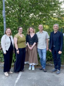 Gruppenbild mit der Siegerin des Designwettbewerbs: Lehrerin Gertraud Tomaschko, 2. Vorsitzende Kathrin Zitzelberger Fernades, Ronja Aschenbrenner, Geschäftsführer Matthias Wagner und Vorsitzender Dr. Ronny Raith nach der Verkündung des Wettbewerbsergebnis. Foto: Mila Kroo