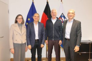 Gruppenbild nach dem ersten Besuch: Ulrike Ebner (v.li.), Stefan Wolf, Andreas Fischer und Landrat Dr. Ronny Raith. Foto: Jessica Döhler / Landratsamt Regen