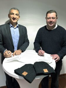 Landrat Dr. Ronny Raith (li.) und Bürgermeister Michael Adam unterschrieben die notwendige Vereinbarung zum Betrieb des Skibusses. Foto: Heiko Langer / Landkreis Regen