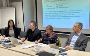 Im Bild v.li.: Johanna Rinke-Brunner, die neue Geschäftsführerin der Leaderaktionsgruppe Bayerischer Wald, Tobias Wittenzellner, die LAG-Vorsitzende Katharina Zellner und Landrat Dr. Ronny Raith betonten den hohen Stellenwert des Leaderprojektes für die Region. Foto: Heiko Langer / Landratsamt Regen