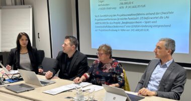 Im Bild v.li.: Johanna Rinke-Brunner, die neue Geschäftsführerin der Leaderaktionsgruppe Bayerischer Wald, Tobias Wittenzellner, die LAG-Vorsitzende Katharina Zellner und Landrat Dr. Ronny Raith betonten den hohen Stellenwert des Leaderprojektes für die Region. Foto: Heiko Langer / Landratsamt Regen   