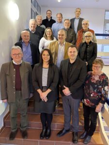 Landrat Dr. Ronny Raith und die LAG-Vorsitzende Katharina Zellner im Gruppenbild mit den anwesenden Mitgliedern. Foto: Heiko Langer / Landratsamt Regen