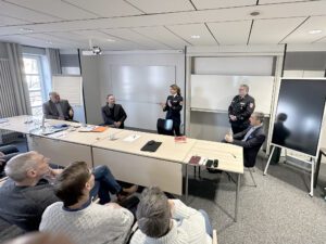 Auch über das ehrenamtliche Engagement der Feuerwehren wurde gesprochen. Sylvia Weber berichtete von der Arbeit der Kinder- und Jugendfeuerwehren. Kreisbrandmeister Johann Richter erklärte, wie die Kreisbrandwache arbeitet. Foto: Heiko Langer / Landratsamt Regen 