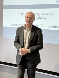 Jugendamtsleiter Martin Hackl referierte über zwei Themen. In der Diskussion zeigten sich zum Teil große Unterschiede zwischen Bayern und Niedersachsen. Foto: Heiko Langer / Landratsamt Regen