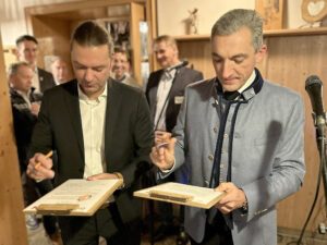 Unterschrift am Hochpröller: Die Landräte Bernd Lynack und Dr. Ronny Raith wollen, dass aus der losen Freundschaft eine feste Partnerschaft der Landkreise wird. Foto: Heiko Langer / Landratsamt Regen 