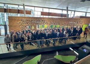 Gruppenbild: Im Haus zur Wildnis, mit der Nationalparkleiterin Ursula Schuster. Foto: Heiko Langer / Landratsamt Regen