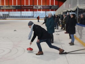 2024_hildesheim10.jpgDas klappte schon ganz gut: Die Hildesheimer lernten Eisstockschießen. Foto: Iris Gehard / Landratsamt Regen