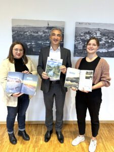 Tourismusreferentin Elisabeth Unnasch, Landrat Dr. Ronny Raith und Tabea Lepšík, Mitarbeiterin der Tourismus- und Freizeitförderung, mit der Imagebroschüre. Foto: Heiko Langer / Landratsamt Regen