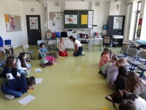 Die Klasse 4a beim Erarbeiten ihrer Stärken mit Klassenlehrkraft Nadine Aulinger-Gaschler und Trainerin Karin Feilmeier (Mitte). Foto: Hilde Kreuzer / Landratsamt Regen