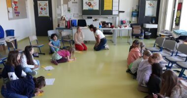 Die Klasse 4a beim Erarbeiten ihrer Stärken mit Klassenlehrkraft Nadine Aulinger-Gaschler und Trainerin Karin Feilmeier (Mitte). Foto: Hilde Kreuzer / Landratsamt Regen