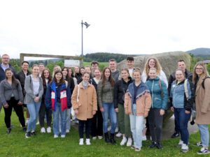 Die Studierenden aus dem sechsten Semester im Bischofsmaiser Kurpark mit 3. Bürgermeister Stefan Kern (ganz links), Tobias Wittenzellner und Elisabeth Unnasch von der Kreisentwicklung des Landkreises Regen(2. Und 3.v.re.) sowie Vanessa Keilhofer, Lehrbeauftragte der TH Deggendorf (re.). Foto: Jessica Döhler / Landratsamt Regen