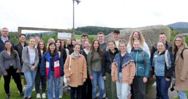 Die Studierenden aus dem sechsten Semester im Bischofsmaiser Kurpark mit 3. Bürgermeister Stefan Kern (ganz links), Tobias Wittenzellner und Elisabeth Unnasch von der Kreisentwicklung des Landkreises Regen(2. Und 3.v.re.) sowie Vanessa Keilhofer, Lehrbeauftragte der TH Deggendorf (re.). Foto: Jessica Döhler / Landratsamt Regen