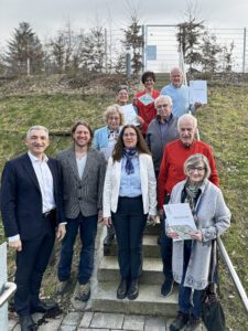 Landrat Dr. Ronny Raith (li.), Kreisfachberater Martin Straub (2.v.li.) und Monika Knauf-Schöllhorn Fachkraft für Naturschutz am Landratsamt (1. Reihe, 3.v.li) freuten sich die Auszeichnungen übergeben zu können. Es wurden ausgezeichnet: Christine und Reinhold Köppl (hintere Reihe), Sabine Mühlbauer, Gertraud und Alfred Wildfeuer (2. Reihe) sowie Herbert und Hildegard Schmitt (re. . Foto: Heiko Langer / Landratsamt Regen