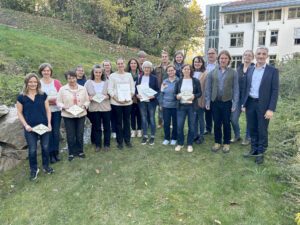 Sie waren bei der Auszeichnungsfeier mit dabei: Vordere Reihe, v.li.: Kristina Brem, Maria Pauli, Elisabeth Kraus, Corinna Arbinger, Rosemarie Straub, Simone Köppl, Gaby Rödel, Kreisfachberater Martin Straub und Landrat Dr. Ronny Raith, hintere Reihe, v.li.:  Monika Pfeffer, Susanne Strasser, Stefanie Hollmayr, Monika Knauf-Schöllhorn (Zertifiziererin), Johannes Straub, Jonas Straub, Fachlehrerin Ramona Biller, deren Schulleiterin Christine Seidl, Landwirtschaftsamtsleiter Christian Loibl und Petra Uhrmann. Foto: Heiko Langer / Landratsamt Regen