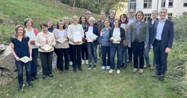 Sie waren bei der Auszeichnungsfeier mit dabei: Vordere Reihe, v.li.: Kristina Brem, Maria Pauli, Elisabeth Kraus, Corinna Arbinger, Rosemarie Straub, Simone Köppl, Gaby Rödel, Kreisfachberater Martin Straub und Landrat Dr. Ronny Raith, hintere Reihe, v.li.: Monika Pfeffer, Susanne Strasser, Stefanie Hollmayr, Monika Knauf-Schöllhorn (Zertifiziererin), Johannes Straub, Jonas Straub, Fachlehrerin Ramona Biller, deren Schulleiterin Christine Seidl, Landwirtschaftsamtsleiter Christian Loibl und Petra Uhrmann. Foto: Heiko Langer / Landratsamt Regen
