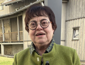 Anbei ein Bild mit Christine Kreuzer und dem analogen Notfallpass. Foto: Iris Gehard / Landratsamt Regen