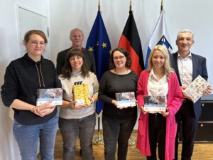 Barbara Kreuzer (v.li.), Anita Kasberger, Jugendamtsleiter Martin Hackl sowie die Kinderkrankenpflegerinnen Rebecca Plötz und Natalie Ertl stellten die siebte Auflage der Familienfibel Landrat Dr. Ronny Raith vor. Foto: Heiko Langer / Landratsamt Regen