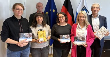 Barbara Kreuzer (v.li.), Anita Kasberger, Jugendamtsleiter Martin Hackl sowie die Kinderkrankenpflegerinnen Rebecca Plötz und Natalie Ertl stellten die siebte Auflage der Familienfibel Landrat Dr. Ronny Raith vor. Foto: Heiko Langer / Landratsamt Regen