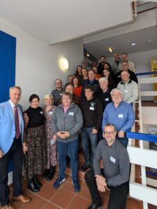 Unser Bild zeigt die Teilnehmer mit den Referenten und den stellvertretenden Landrat Helmut Plenk (li.). Foto: Melanie Gruber