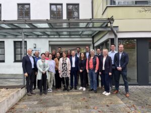 Unser Bild zeigt die Teilnehmer mit Regens Landrat Dr. Ronny Raith. Foto: Iris Gehard