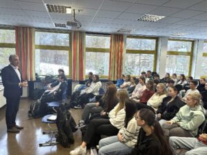 Landrat Dr. Ronny Raith im Gespräch mit den Schülern der 9. Klassen der Realschule Zwiesel. Foto: Heiko Langer / Landratsamt Regen