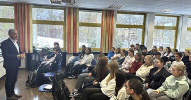 Landrat Dr. Ronny Raith im Gespräch mit den Schülern der 9. Klassen der Realschule Zwiesel. Foto: Heiko Langer / Landratsamt Regen