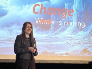 Simone Jocham stammt aus Schöllnach und arbeitet in München. Sie informierte über den Wandel, den man im Marketing berücksichtigen muss in Bezug auf die Generation Now. Foto: Heiko Langer / Landratsamt Regen