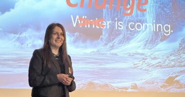 Simone Jocham stammt aus Schöllnach und arbeitet in München. Sie informierte über den Wandel, den man im Marketing berücksichtigen muss in Bezug auf die Generation Now. Foto: Heiko Langer / Landratsamt Regen