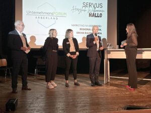 Sie begrüßten die Gäste, v.li.: Viechtachs zweiter Bürgermeister Hans Greil, Marion Imre (vhs Arberland), Wirtschaftsförderin Teresa Sitzberger, Landrat Dr. Ronny Raith und Moderatorin Simone Heigl. Foto: Heiko Langer / Landratsamt Regen 
