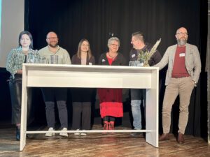 In einem Speed-Dating-Modus gaben Sie Auskunft über ihre Unternehmen und deren Marketingaktionen, v.li.: Maria Schneider (Regionalmanagement Landkreis Regen), Moritz Oswald de Mesquita (ButterBoyz), Lisa Marie Müller (Schock GmbH), Katrin Koy (Holzmaufaktur Lieb.ich), Marinus Falter (Rock & Chill Hotel Falter) und Christoph Busch (Schock). Foto: Heiko Langer / Landratsamt Regen 