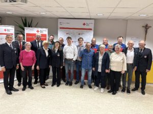 Unser Bild zeigt die ausgezeichneten Helfer mit Landrat Dr. Ronny Raith (li.), der BRK-Kreisvorsitzenden Rita Röhrl (3.v.li.) und dem BRK-Geschäftsführer Franz Lobmeier (re.). Fotos: Heiko Langer / Landratsamt Regen