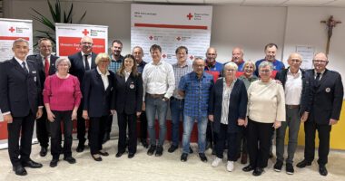 Unser Bild zeigt die ausgezeichneten Helfer mit Landrat Dr. Ronny Raith (li.), der BRK-Kreisvorsitzenden Rita Röhrl (3.v.li.) und dem BRK-Geschäftsführer Franz Lobmeier (re.). Fotos: Heiko Langer / Landratsamt Regen
