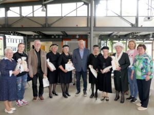 Sie sorgten für einen unterhaltsamen Nachmittag: Monika Ebner, Anna Lena Hamel, Autor Eberhard Kreuzer, Franziska Schmid, Barbara Steinbauer, stellvertretender Landrat Werner Rankl, Anneliese Bohatschek, Monika Besier, Luise Lenk, Doris Werner, Christine Kreuzer. Foto: Foto: Jessica Döhler / Landratsamt Regen