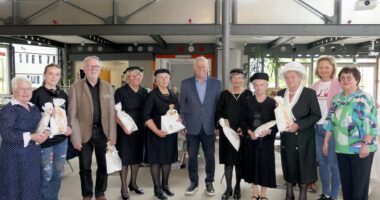 Sie sorgten für einen unterhaltsamen Nachmittag: Monika Ebner, Anna Lena Hamel, Autor Eberhard Kreuzer, Franziska Schmid, Barbara Steinbauer, stellvertretender Landrat Werner Rankl, Anneliese Bohatschek, Monika Besier, Luise Lenk, Doris Werner, Christine Kreuzer. Foto:  Foto: Jessica Döhler / Landratsamt Regen