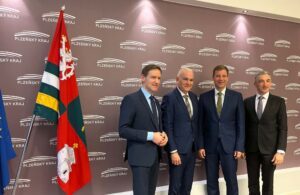 Sie trafen sich zum Austausch in Pilsen (v.li.): Niederbayerischer Regierungspräsident Rainer Haselbeck, Pilsner Regionspräsident MUDr. Kamal Farhan, niederbayerischer Bezirkstagspräsident Dr. Olaf Heinrich und Regener Landrat Dr. Ronny Raith. Foto: Iris Gehard / Landratsamt Regen