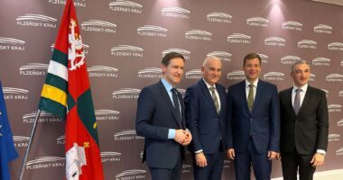 Sie trafen sich zum Austausch in Pilsen (v.li.): Niederbayerischer Regierungspräsident Rainer Haselbeck, Pilsner Regionspräsident MUDr. Kamal Farhan, niederbayerischer Bezirkstagspräsident Dr. Olaf Heinrich und Regener Landrat Dr. Ronny Raith. Foto: Iris Gehard / Landratsamt Regen