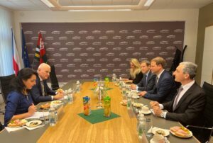 Im Gespräch über die grenzüberschreitende Zusammenarbeit (v.li.): Referentin für Außenbeziehungen der Region Pilsen Petra Kropáčková, Pilsner Regionspräsident MUDr. Kamal Farhan, Simona Fink von der Koordinierungsstelle Bayern-Böhmen, Regierungspräsident Rainer Haselbeck, Bezirkstagspräsident Dr. Olaf Heinrich und Landrat Dr. Ronny Raith. Foto: Iris Gehard / Landratsamt Regen