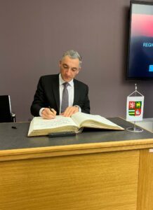 Zum Abschluss des Gesprächs durften sich die Gäste aus Niederbayern ins Goldene Buch der Region Pilsen eintragen, hier Landrat Dr. Ronny Raith. Foto: Iris Gehard / Landratsamt Regen