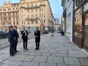 Vor dem Informationsbüro der Koordinierungsstelle Bayern-Böhmen in Pilsen (v.li.): Regierungspräsident Rainer Haselbeck, Bezirkstagspräsident Dr. Olaf Heinrich, Landrat Dr. Ronny Raith und Simona Fink von der Koordinierungsstelle. Foto: Iris Gehard / Landratsamt Regen