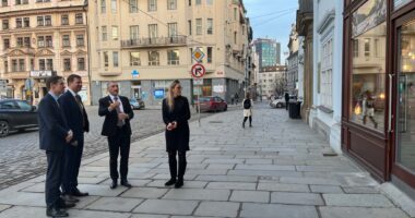 Vor dem Informationsbüro der Koordinierungsstelle Bayern-Böhmen in Pilsen (v.li.): Regierungspräsident Rainer Haselbeck, Bezirkstagspräsident Dr. Olaf Heinrich, Landrat Dr. Ronny Raith und Simona Fink von der Koordinierungsstelle. Foto: Iris Gehard / Landratsamt Regen