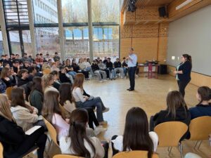 Beim Besuch an der Realschule Viechtach: Landrat Dr. Ronny Raith und Kommunale Jugendpflegerin Kathrin Götz im Gespräch mit den Schülerinnen und Schülern. Foto: Iris Gehard / Landratsamt Regen