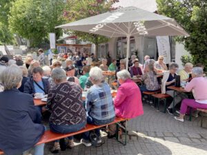 Gut gefüllt war der Kinoinnenhof. Die Seniorinnen und Senioren ließen sich dort Kaffee und Kuchen schmecken. Foto: Kathrin Aichinger / Landratsamt Regen