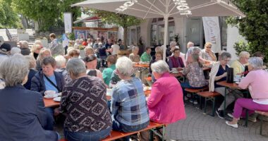 Gut gefüllt war der Kinoinnenhof. Die Seniorinnen und Senioren ließen sich dort Kaffee und Kuchen schmecken. Foto: Kathrin Aichinger / Landratsamt Regen